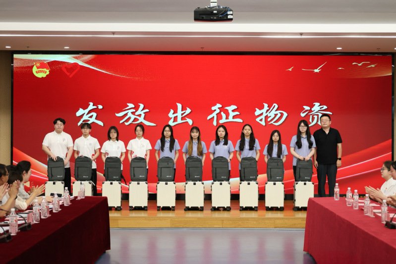 宋来新向即将奔赴西部的全体志愿者致以
