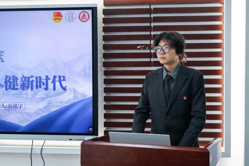 会议分为述职汇报与综合评议两大环节