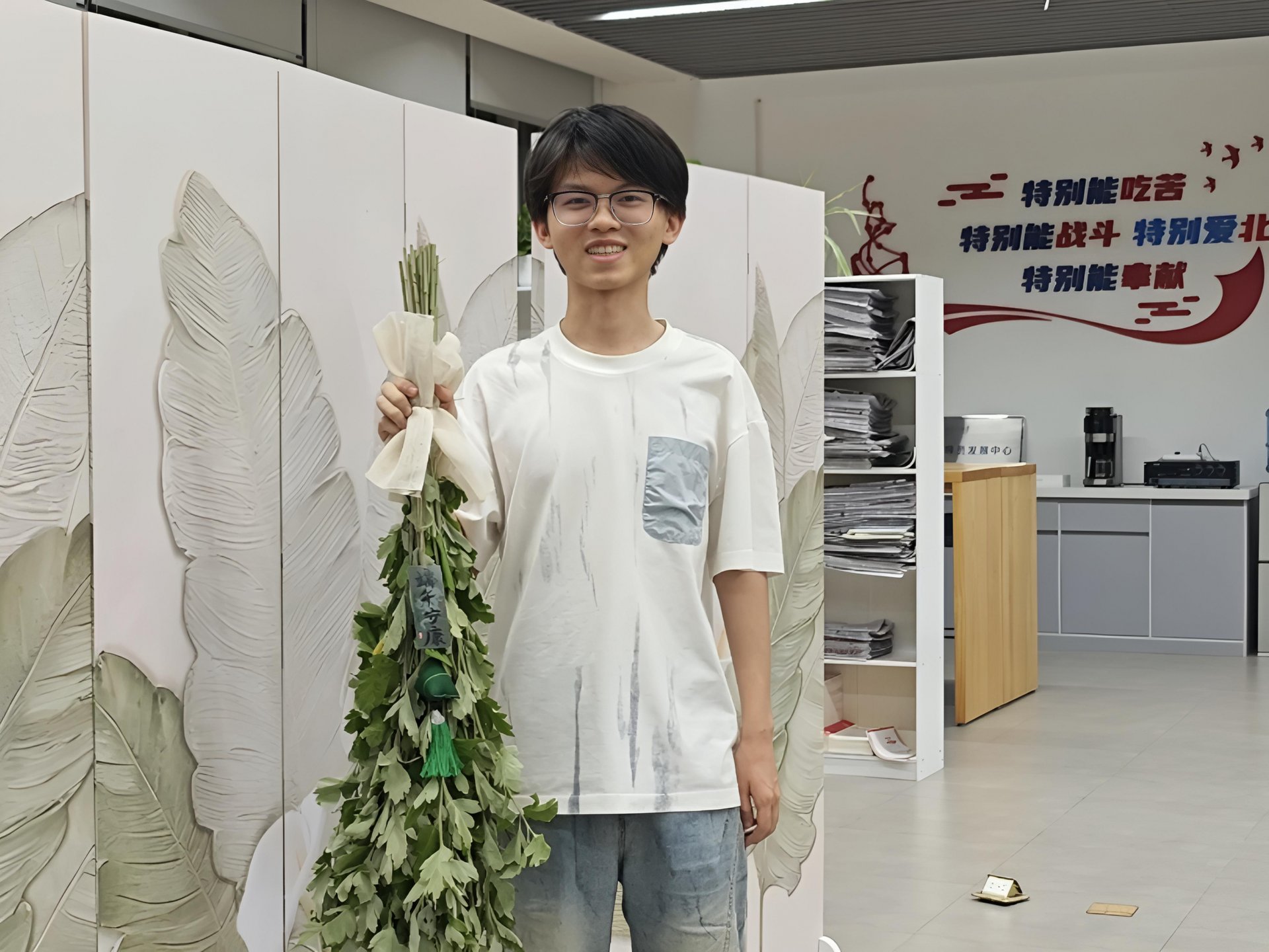 同学们走进“博学育材园”劳育实践基地