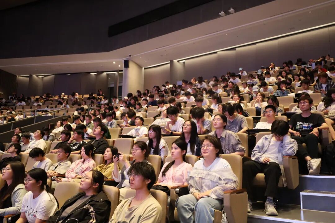 对照阅读凝聚青春奉献共识